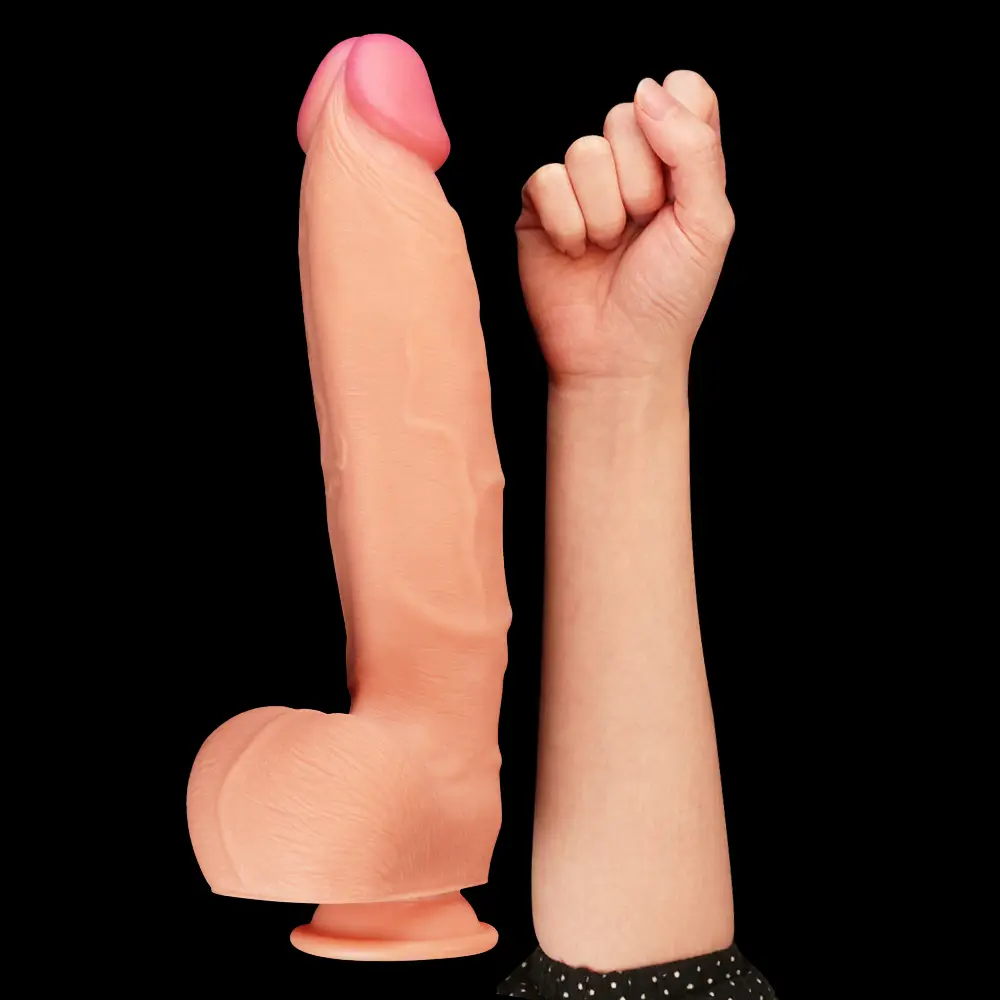 Veliki silikonski dildo u obliku penisa u usporedbi s rukom
