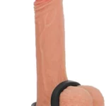 Prsten za penis i testise Bobby od silikona u crnoj boji, postavljen na dildo modelu – dvostruki prsten za jaču erekciju i pojačan užitak