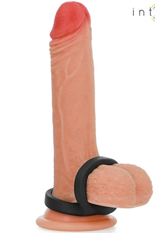 Prsten za penis i testise Bobby od silikona u crnoj boji, postavljen na dildo modelu – dvostruki prsten za jaču erekciju i pojačan užitak